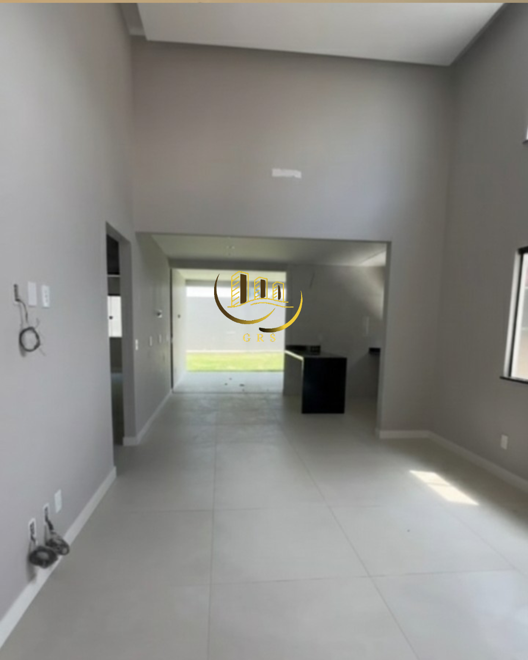 CASA Á VENDA EM CONDOMÍNIO DE LUXO EM SÃO PEDRO DA ALDEIA-RJ.