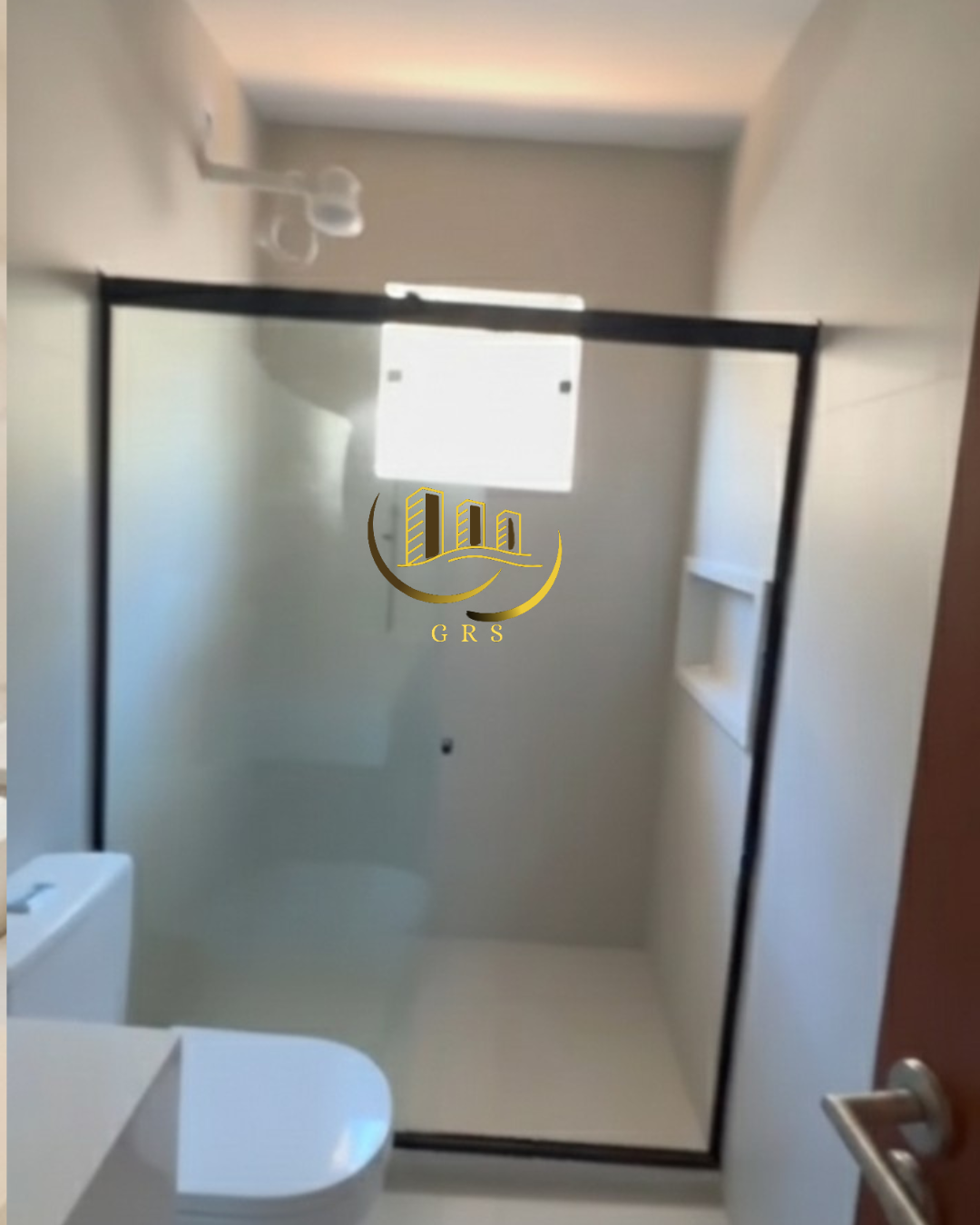 CASA Á VENDA EM CONDOMÍNIO DE LUXO EM SÃO PEDRO DA ALDEIA-RJ.