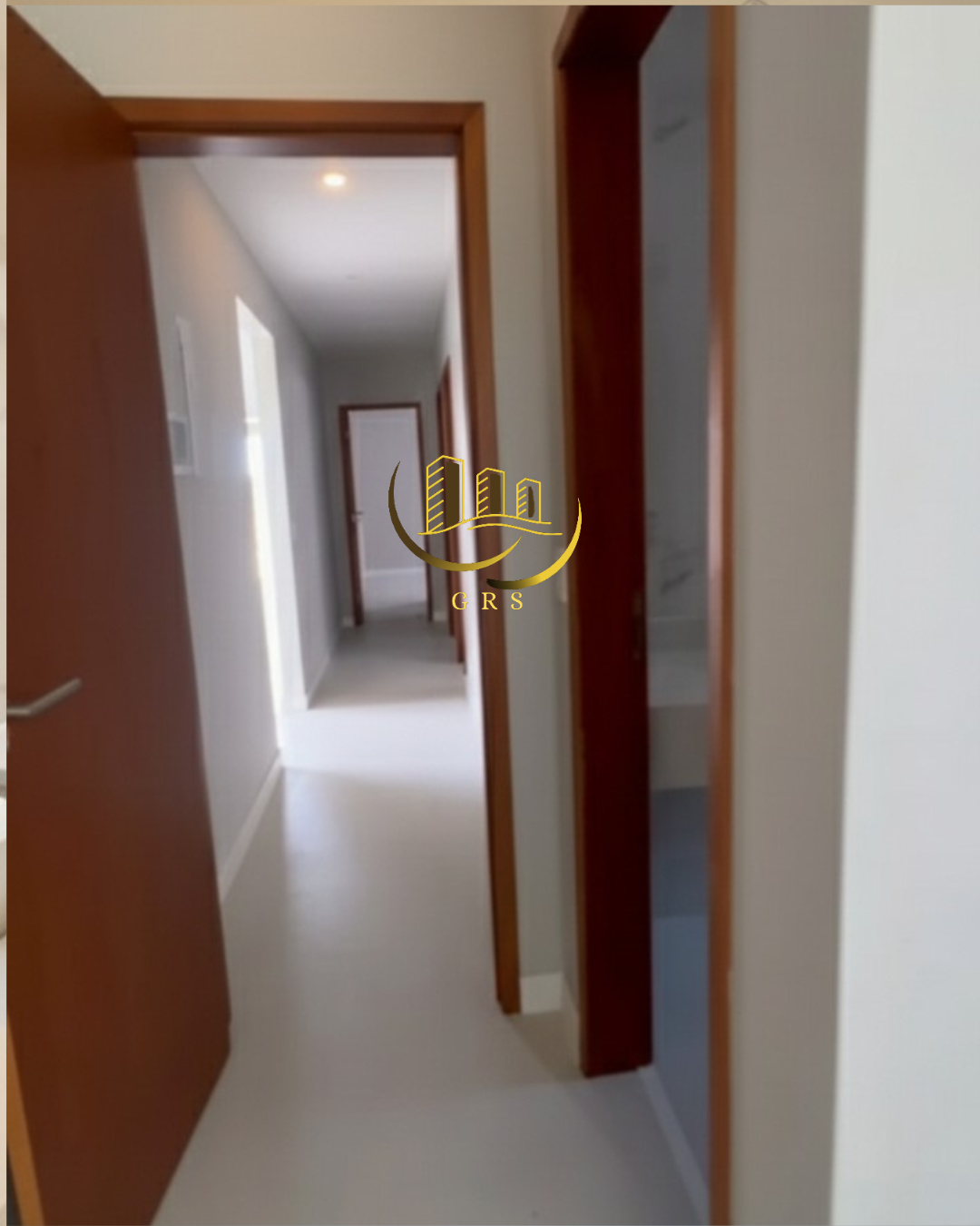 CASA Á VENDA EM CONDOMÍNIO DE LUXO EM SÃO PEDRO DA ALDEIA-RJ.