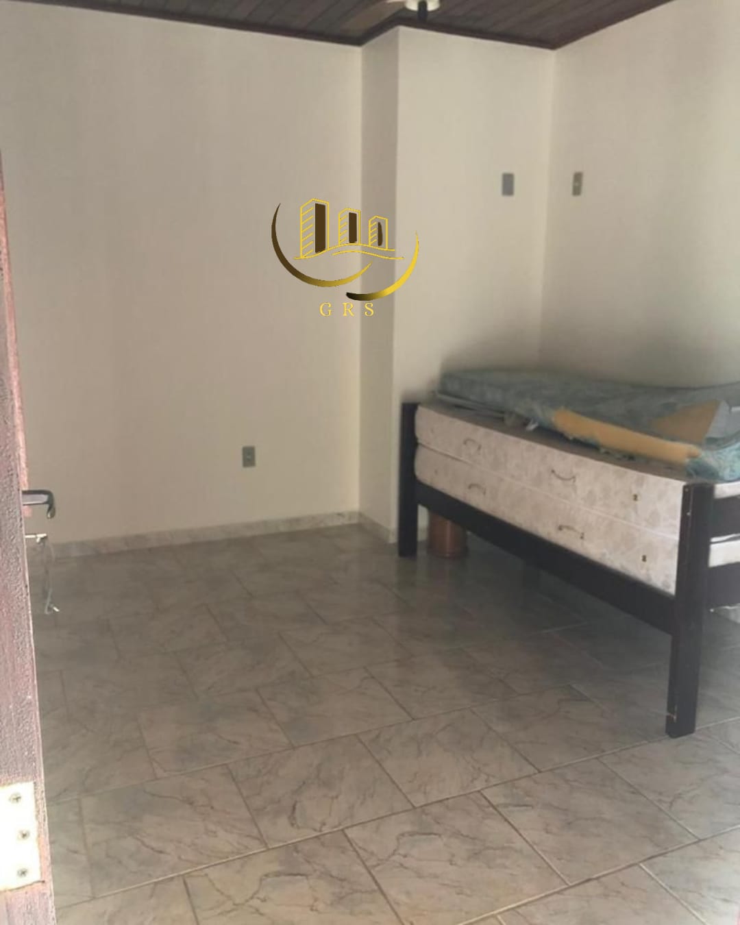 DUAS CASAS MAIS UMA SUÍTE À VENDA  PRAIA DA PITÓRIA EM SÃO PEDRO DA ALDEIA-RJ.