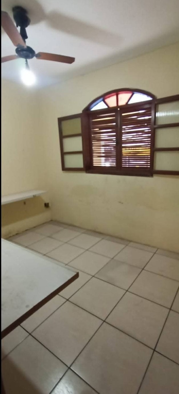 CASA À VENDA NA ESTRADA DOS PASSAGEIROS PORTO DO CARRO EM SÃO PEDRO DA ALDEIA-RJ.